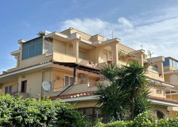 Facciata - Trilocale via Andromaca, 13, Anzio - foto 1