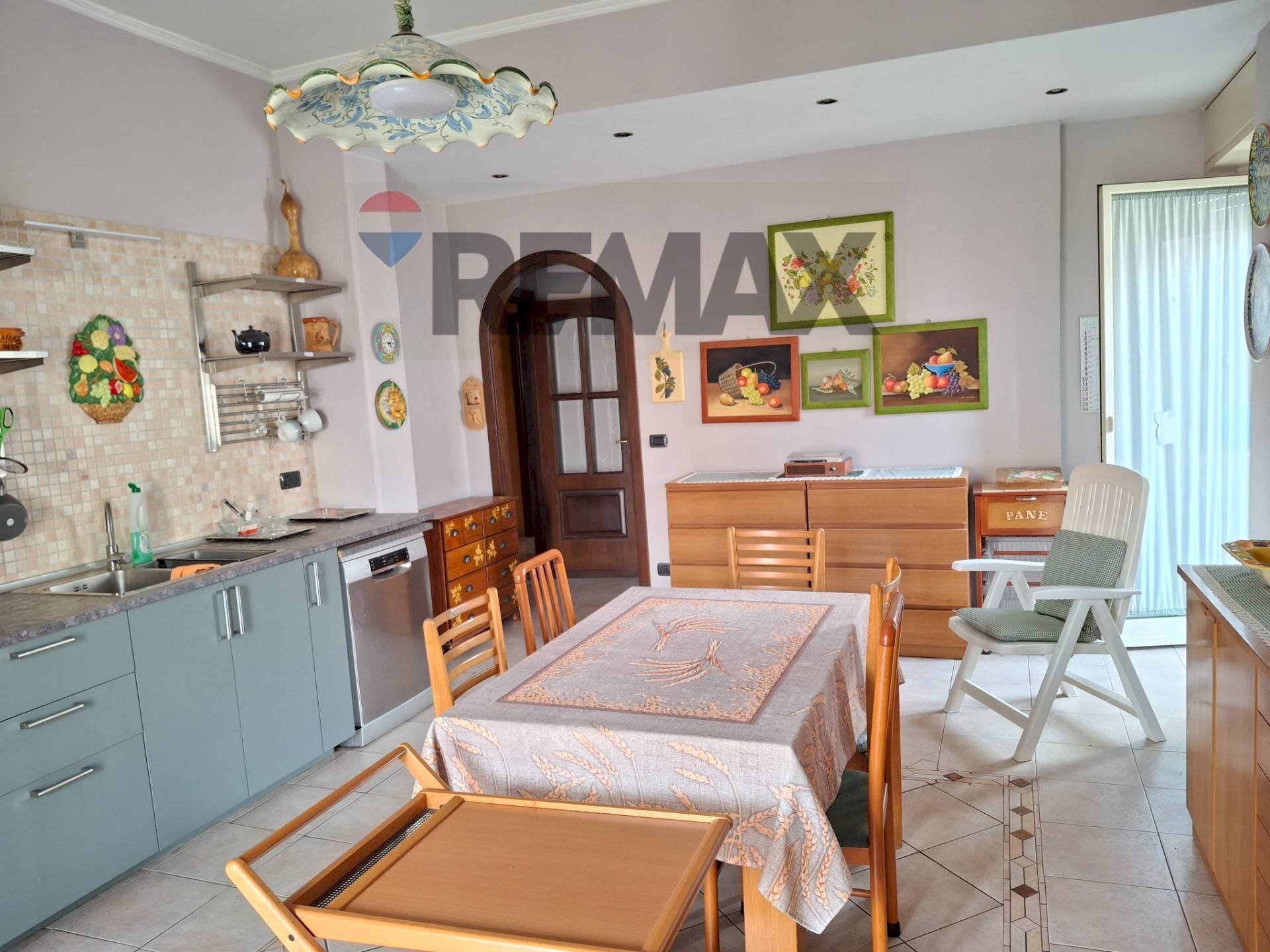 Sala da pranzo - Four-room apartment Via Vincenzo Bellini
68, Valverde - photo 2