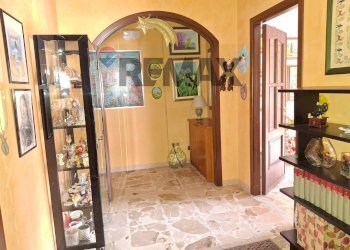 Hall / corridoio - Four-room apartment Via Vincenzo Bellini
 
68, Valverde - photo 8