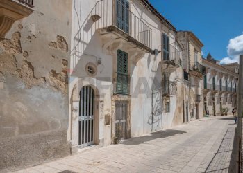 Edificio all\'aperto - Semi-detached house via torrenuova
 
35-37-39, Ragusa - photo 1
