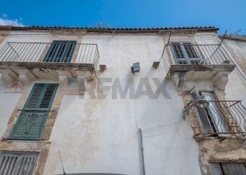 Edificio all\'aperto - Semi-detached house via torrenuova
 
35-37-39, Ragusa - photo 2