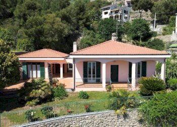 Facciata - Villa via Collasgarba, 29, Ventimiglia - foto 3