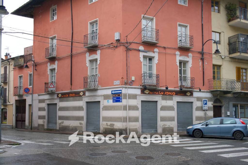 Facciata - Negozio via Guglielmo Marconi, 8, Pont-Canavese - foto 1