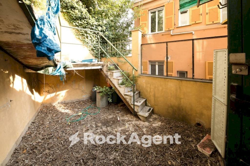 Giardino - Appartamento via Leonardo Montaldo, 21, Genova (zona Marassi) - foto 2
