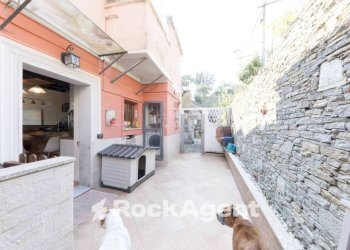 Cortile interno - Trilocale via Campenave, 76, Genova (zona Voltri) - foto 16