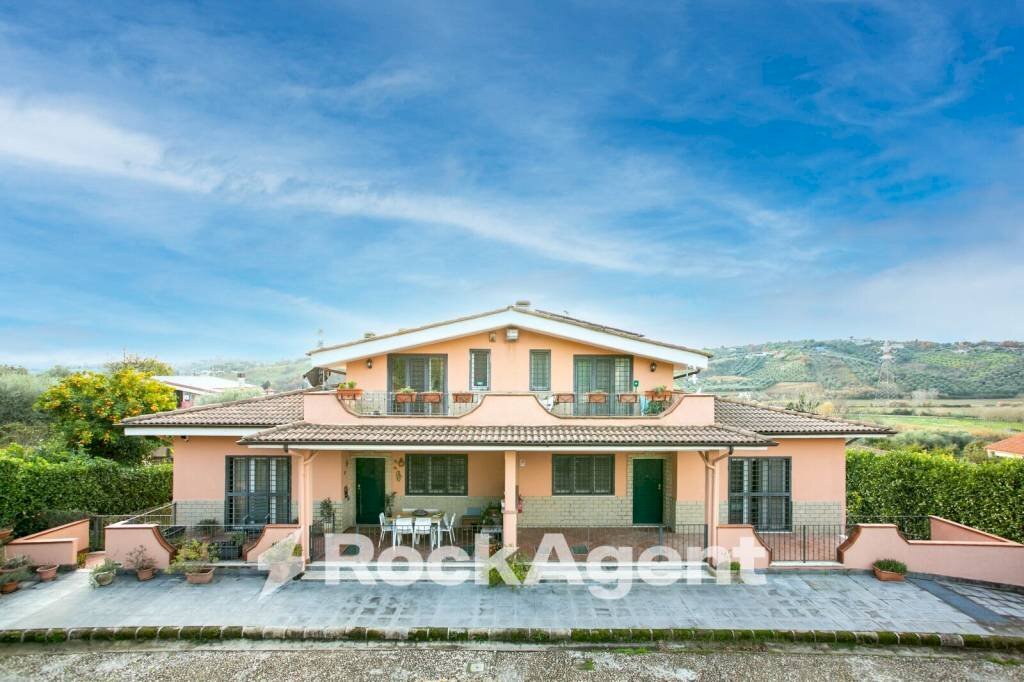 Facciata - Villa via del Laghetto, 26b, Civitella San Paolo - foto 2