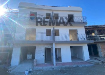 Edificio all\'aperto - Semi-detached house Via Maria Teresa D'Austria
 
23, Santa Teresa di Riva - photo 1