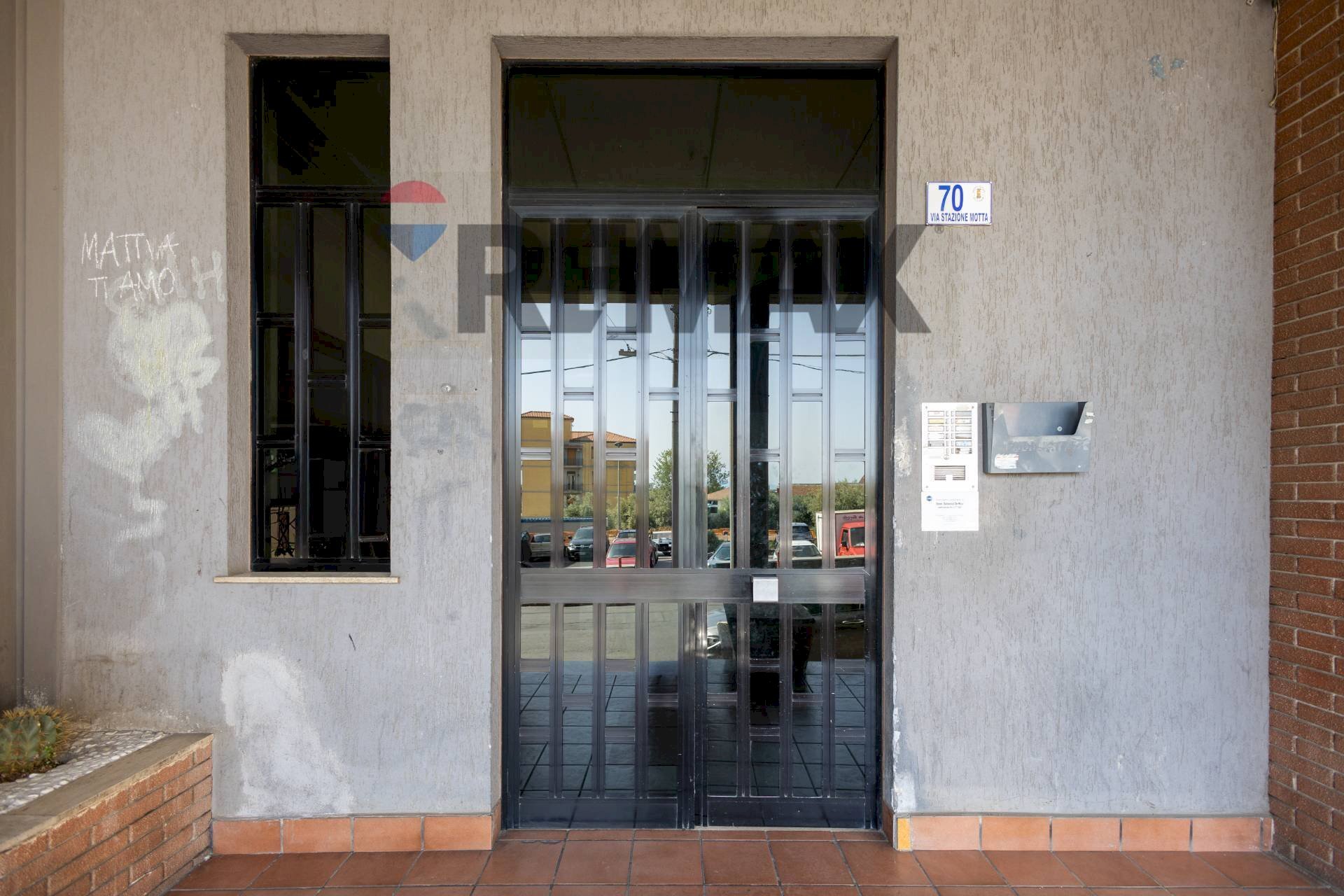 Edificio all\'aperto - Trilocale VIA STAZIONE MOTTA
 
70, Motta Sant'Anastasia - foto 3