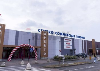 Edificio all\'aperto - Commercial Premises Via Monte San Michele
 
71, Tradate - photo 1