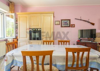Sala da pranzo - Semi-detached Villa Via San Rocco
 
13D, Villalfonsina - photo 10
