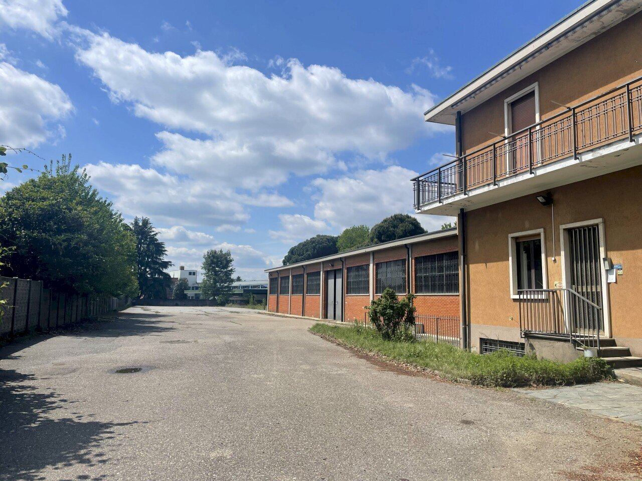 Immagine stabile - Locale Commerciale Viale dell'Unione Europea 36, Gallarate - foto 2