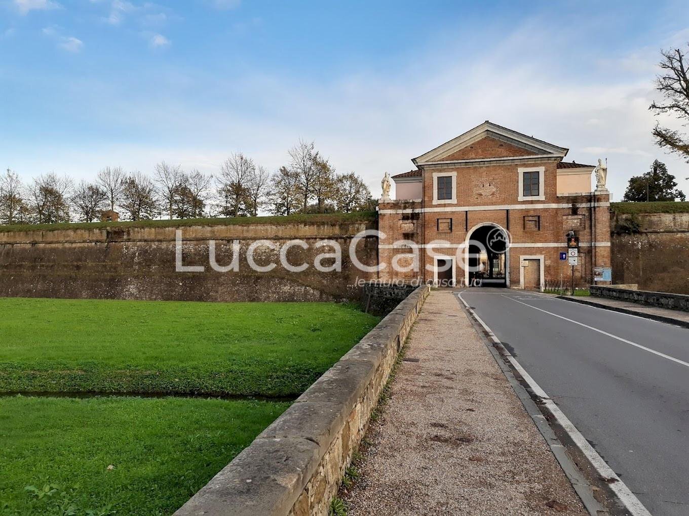 Office Lucca (neighborhood Sant'Anna) - photo 1