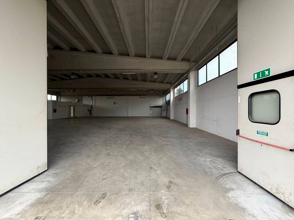 Magazzino - Shed strada Statale per Genova, Tortona - photo 1