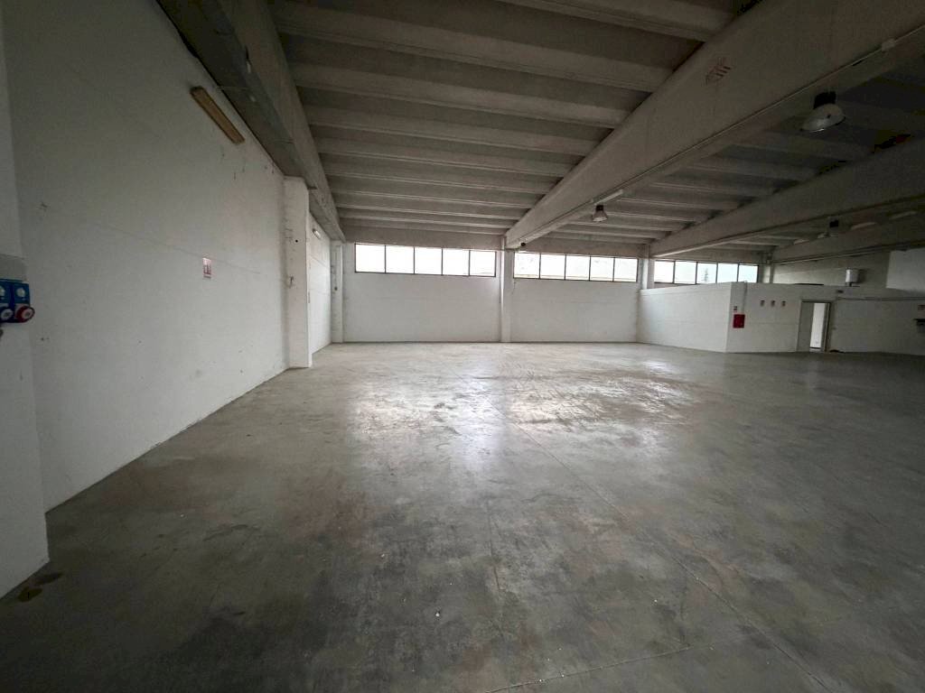 Magazzino - Shed strada Statale per Genova, Tortona - photo 2