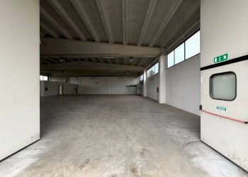 Magazzino - Shed strada Statale per Genova, Tortona - photo 1
