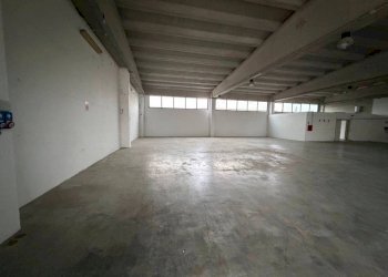 Magazzino - Shed strada Statale per Genova, Tortona - photo 2