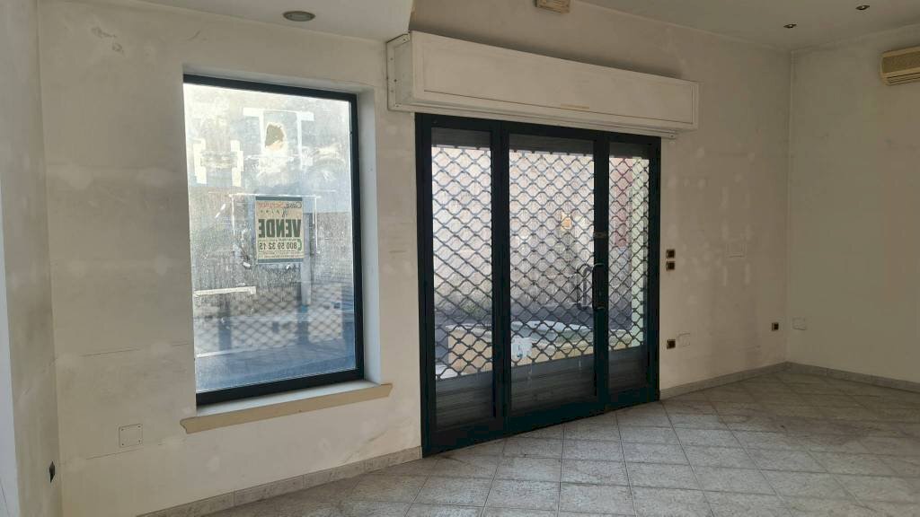 Interno non residenziale - Negozio via Sant'Eleuterio, Parabita - foto 3
