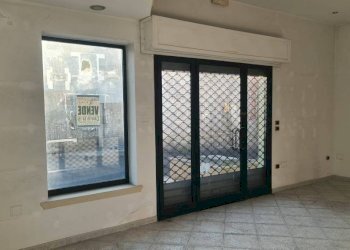 Interno non residenziale - Negozio via Sant'Eleuterio, Parabita - foto 3