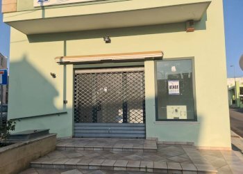 Facciata - Negozio via Sant'Eleuterio, Parabita - foto 12
