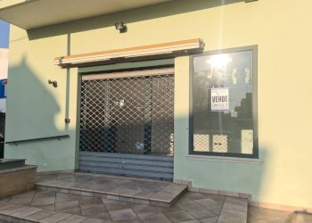Facciata - Negozio via Sant'Eleuterio, Parabita - foto 13