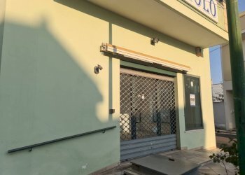 Facciata - Negozio via Sant'Eleuterio, Parabita - foto 14