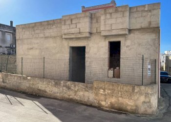 Facciata - Casa indipendente via Cesare Giusti, Tuglie - foto 3