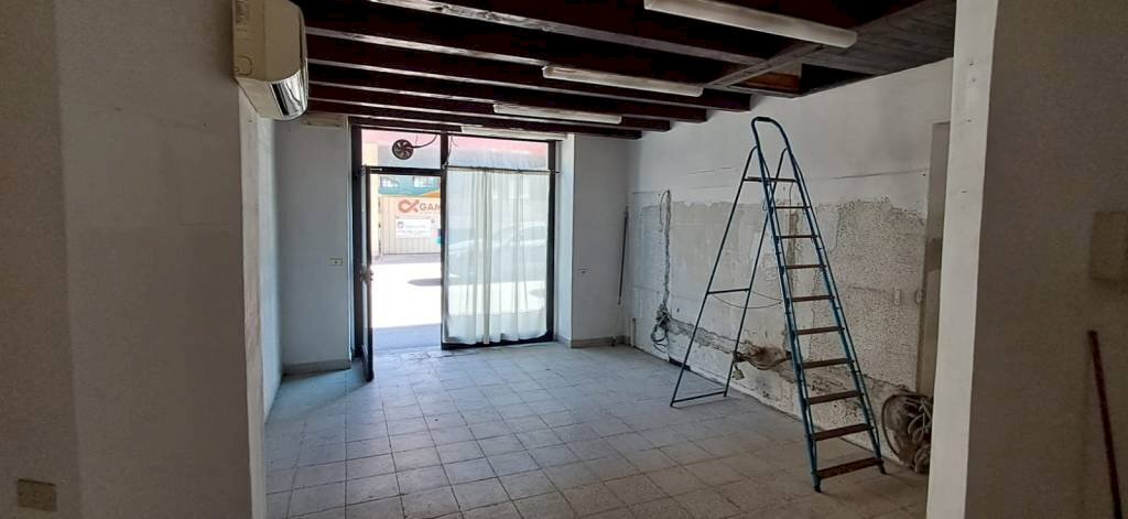 Interno non residenziale - Negozio via Magenta, 24, Varese - foto 3