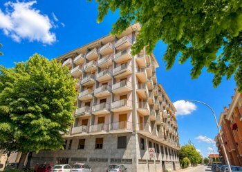 Facciata - Quadrilocale viale Eloisia Barbaroux, 27, Carmagnola - foto 2