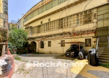 Cortile interno - Apartment via Giordano Bruno, Napoli (neighborhood Chiaia) - photo 17
