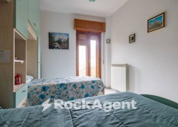 Camera da letto - Trilocale via Corace 1, Gimigliano - foto 11
