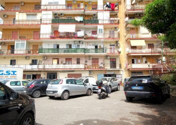 2.jpg - Three-room apartment Via Zenone di Elea 49, Napoli (neighborhood Pianura) - photo 1