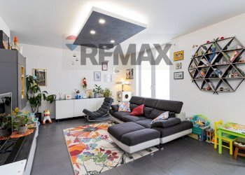 Soggiorno - Three-room apartment Via Ulisse Merini
 
19, Varese - photo 1