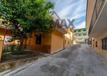 Edificio all\'aperto - Casa indipendente Via San Nullo
 
80, Catania - foto 2