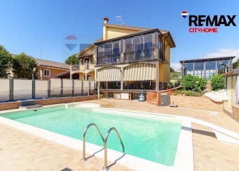 Piscina - Villa a Schiera Via Maria Grazia Cutuli
 
15, Viagrande - foto 16