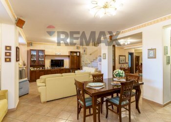 Sala da pranzo - Villa a Schiera Via Maria Grazia Cutuli
 
15, Viagrande - foto 56