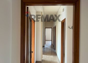 Hall / corridoio - Apartment via san giovanni alle catacombe
 
7, Siracusa - photo 15
