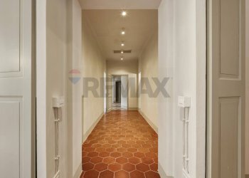 Hall / corridoio - Apartment Via Fontanelli
3, Reggio nell'Emilia - photo 9
