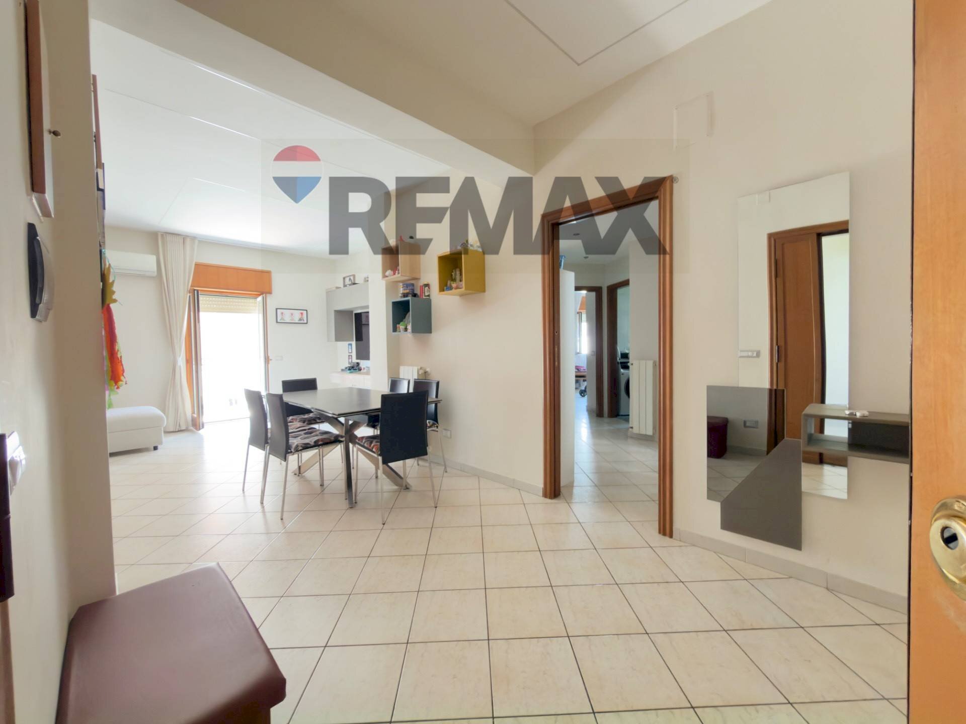 Sala da pranzo - Three-room apartment Corso Amedeo Di Savoia Duca D'aosta
210, Napoli - photo 2