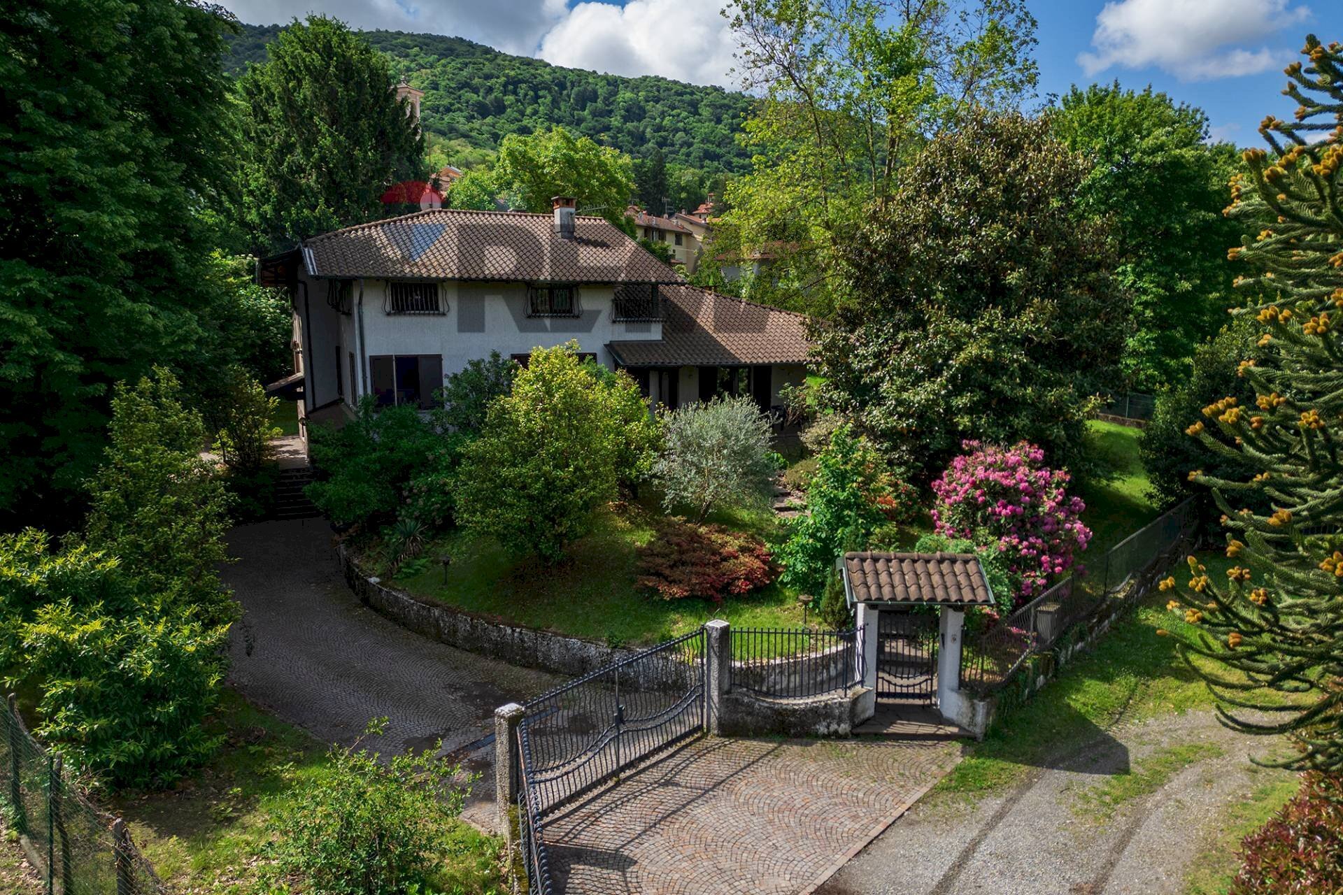 Giardino - Villa VIA GIUSEPPE GARIBALDI
 
9, Orino - foto 1