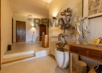 Hall / corridoio - Villa VIA GIUSEPPE GARIBALDI
 
9, Orino - foto 2