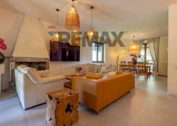 Sala da pranzo - Villa VIA GIUSEPPE GARIBALDI
 
9, Orino - foto 8