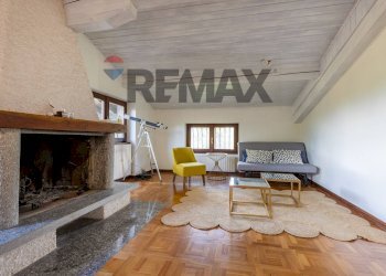 Soggiorno - Villa VIA GIUSEPPE GARIBALDI
 
9, Orino - foto 32
