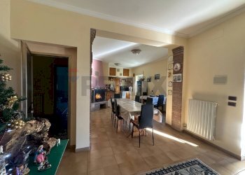 Sala da pranzo - Villa Via Gran Paradiso
1, Aprilia - foto 21