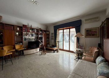 Soggiorno - Trilocale via degli oleandri
 
42, Aprilia - foto 1