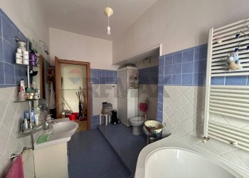 Bagno - Trilocale via degli oleandri
 
42, Aprilia - foto 27