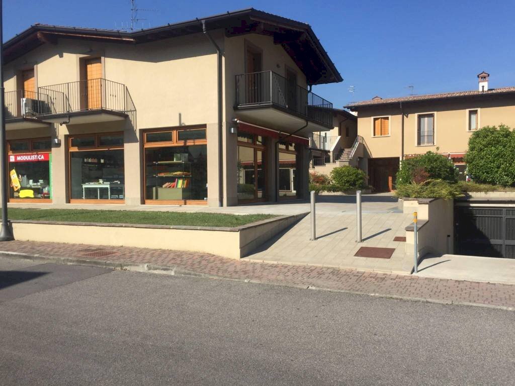 Facciata - Shop via Dottor Aldo Madruzza, 37, Paratico - photo 1