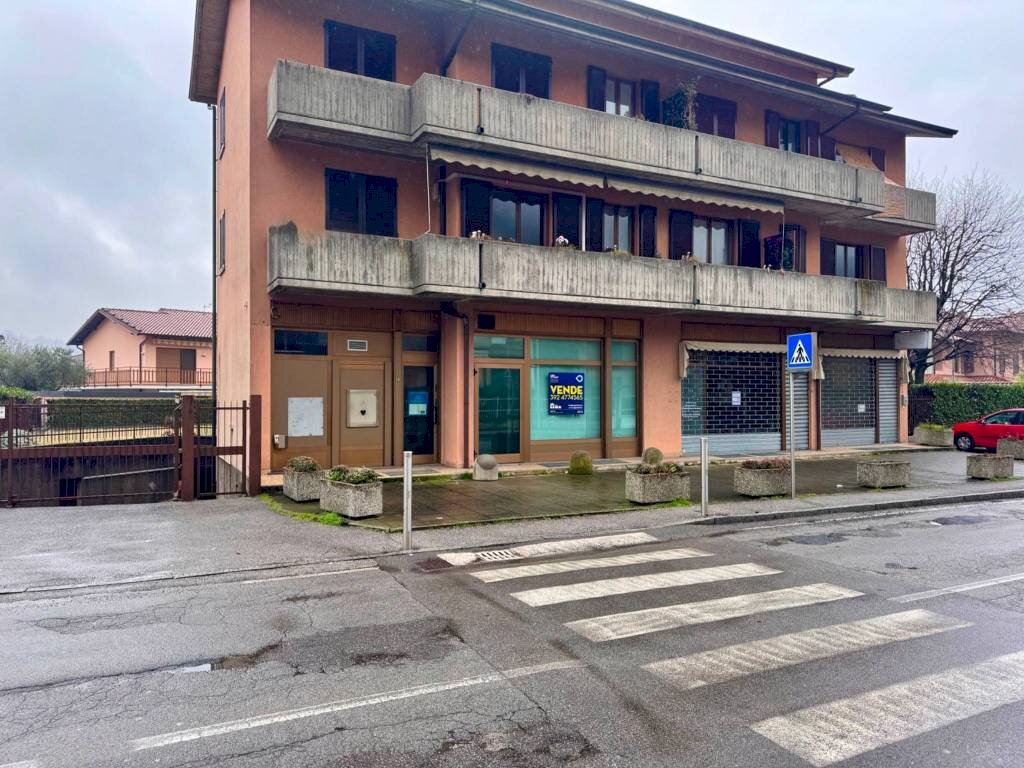 Facciata - Negozio via Alessandro Volta, 32, Ponte Lambro - foto 2