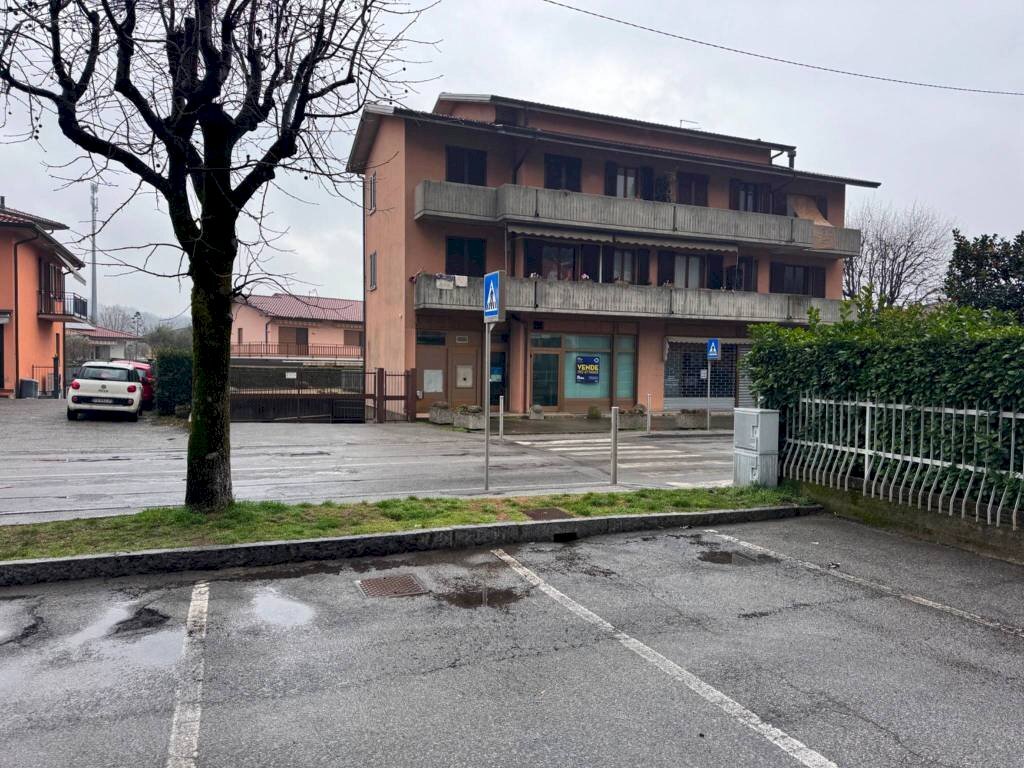 Facciata - Negozio via Alessandro Volta, 32, Ponte Lambro - foto 3