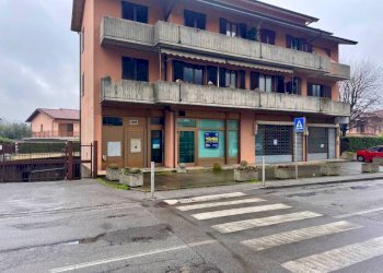 Facciata - Negozio via Alessandro Volta, 32, Ponte Lambro - foto 2