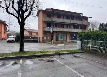 Facciata - Negozio via Alessandro Volta, 32, Ponte Lambro - foto 3
